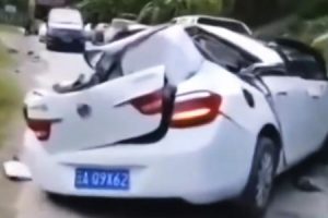 前を走る車に重さ2トンの大きな落石が直撃。中国で撮影されたドラレコ動画が恐ろしい。