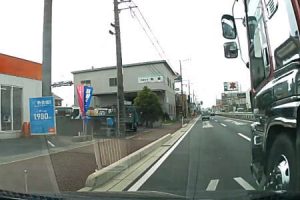 ほとんど当てに来てる。広島の国道2号線で撮影された大型トラックの幅寄せがギリギリすぎる。
