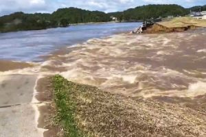 宮城県黒川郡で吉田川の堤防が決壊。その決壊現場を間近から撮影した動画。