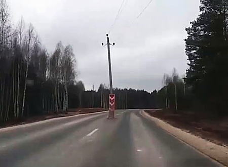 道路のど真ん中に突然現れる電柱。ロシアが2億円かけて整備した道路がこちら。