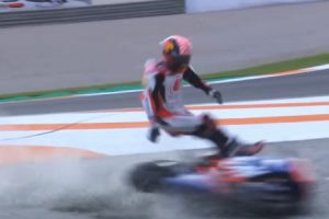 MotoGPバレンシアで起きた危ないクラッシュ。転倒してコース外へ逃げる選手にバイクが突っ込む。