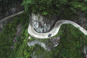 中国天門山の断崖絶壁ルートで神業ドライブするケン・ブロックさんの最新作がすごい。