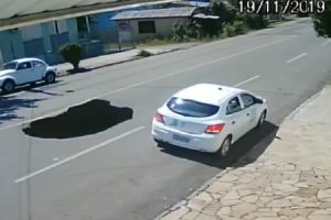 道路にぽっかりと開いた大穴に車が落ちてしまう瞬間の映像。どうして気付けないのか。
