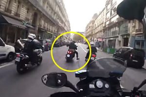 逃走するスクーターを集団で追いかけるバイク警官たちの動画がめちゃくちゃ熱い。