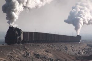 前後で激しく白煙を噴きながら力強く走る三道嶺炭鉱の蒸気機関車の映像が人気に。