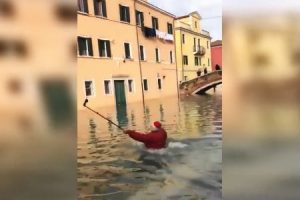 高潮に水没した町ベネチアで自撮りしようとしていたおじさんが水没してしまう。
