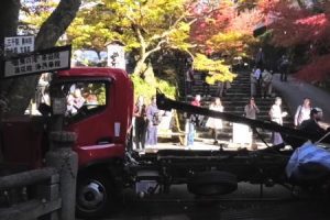 撮影者ガチのギリギリ。京都三千院で起きた無人のトラック暴走事故の映像がおそろしい。