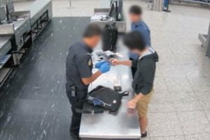オーストラリアの空港で日本人旅行者のスマホから児童ポルノが見つかり逮捕される。（動画）