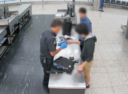 オーストラリアの空港で日本人旅行者のスマホから児童ポルノが見つかり逮捕される。