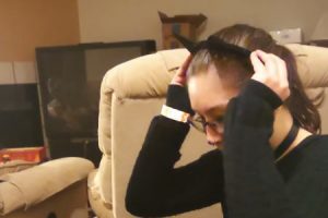 飼い主が猫耳カチューシャを付けた途端に警戒態勢に入るネコの面白おかしいビデオ。