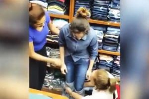ジーンズを万引きしようとした女の子が店員にバレて脱がされてボコられる。