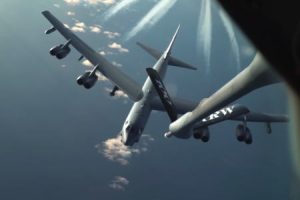 【軍事】B-52爆撃機に空中給油を行うKC-135ストラトタンカーからの眺め。