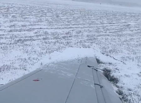 着陸時に凍結した滑走路で滑ってしまったアメリカン航空AA4125便の機内からの映像が公開される。