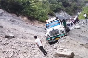 地滑りで立ち往生したトラックに巨大な落石が直撃する瞬間の映像がこわすぎる。