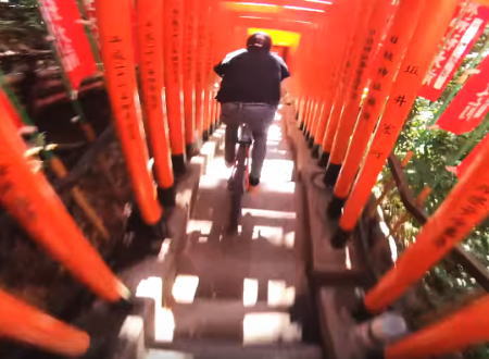 マウンテンバイクに乗って東京で危険走行を繰り返した外国人2人組の動画に批判が集まる。