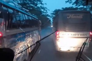 競うように走る大型バス。バングラデシュの長距離バスはスリリングなんてレベルじゃない。