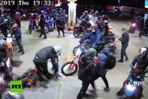 イギリスのバイクギャングがヤバすぎｗｗｗ100台近いバイクでガソリンスタンドを襲う映像が公開される。
