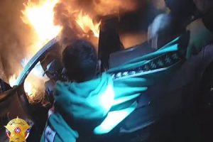 足を挟まれて炎上する車内から脱出できない運転手をギリギリの所で救った警官たちGJ動画。