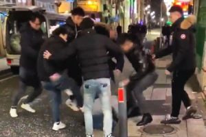 横浜市で日本人らしき男性が謎の中国人集団に袋叩きにされる動画が投稿される。