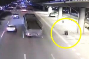 大型トラックから外れ転がったダブルタイヤに潰されてしまう不運な車が中国で撮影される。