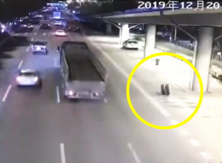 大型トラックから外れ転がったダブルタイヤに潰されてしまう不運な車が中国で撮影される。