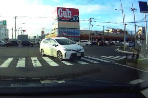 なんだその運転ｗｗｗ交差点左折を曲がり切れないプリウスαが青森県で撮影される。