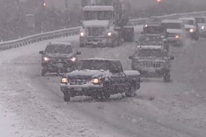 大雪の降った高速道路で延々と横滑りしている車。中の人必死やろこれｗｗｗ