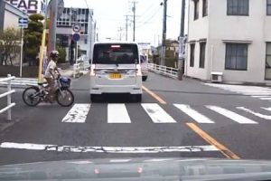 この運転手すごい。自転車が事故に巻き込まれるのを未然に防いだ運転手のGJ動画。