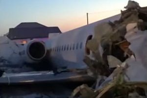 乗員乗客98名を乗せた旅客機がカザフスタンで墜落。その現場の映像が公開される。
