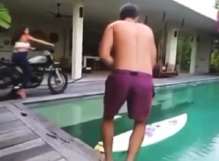 うまく行くはずのないお馬鹿な試みでバイクを完全に水没させてしまった男女ｗｗｗ