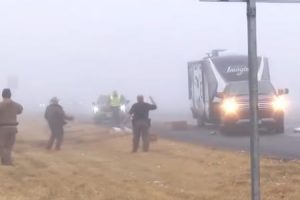 濃霧の中での事故処理がアクション映画のようになってしまう映像がテキサス州で撮影される。