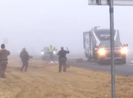 濃霧の中での事故処理がアクション映画のようになってしまう映像がテキサス州で撮影される。