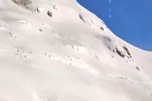 スイスのスキー場でスキー客6人が雪崩に巻き込まれてしまう瞬間が撮影される。