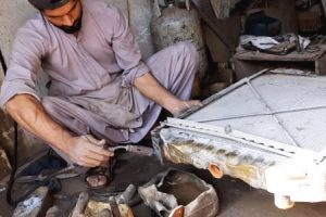 パキスタンのトラック修理業者の動画が面白すぎて夢中で見てしまう。ラジエター修理編。
