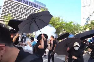香港デモを見に香港に行ってきた日本人旅行者の動画。催涙弾が飛んで来る現場はヤベえ。