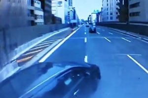 トラックにケツを当てられてスピンしながら壁に刺さるのが怖いドラレコ。阪神高速。