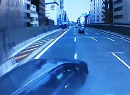 トラックにケツを当てられてスピンしながら壁に刺さるのが怖いドラレコ。阪神高速。