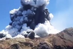 ニュージーランドの活火山が噴火し観光客ら5人が死亡。取り残された行方不明者も。