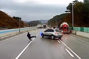 韓国の高速道路で起きた凍結路多重事故で路上に出ていたおじさんがギリギリ危ない動画。