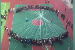 レベルが違いすぎる中国の大縄跳びの映像が人気に。50本のロープを100人で回す！