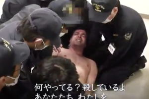 衝撃の内部映像。ニュース23が報じた東日本入管センターの外国人への暴力行為が話題に。