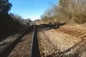 仕事に集中しすぎて貨物列車にはねられてしまった警官のボディカム映像が公開される。