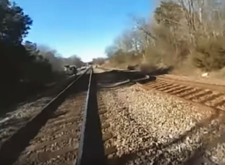 仕事に集中しすぎて貨物列車にはねられてしまった警官のボディカム映像が公開される。