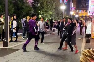 途中参加してきたヤツは何よｗｗｗ歌舞伎町で撮影された外人vs日本人の喧嘩がこちら。