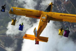 世界記録への挑戦。飛行機とウイングスーツ12人＋カメラマン2人の編隊飛行。