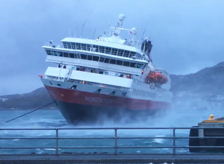風速35メートルという猛烈な風の中で大型船を巧みに操船する船長がすごい動画。