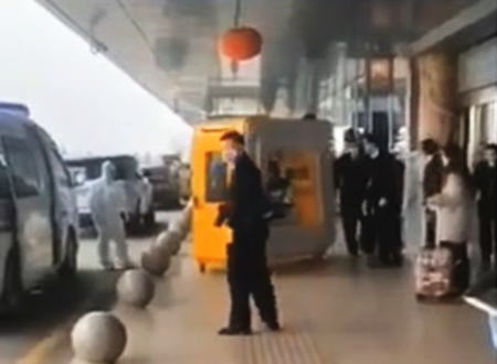 新型コロナウイルス問題で隔離BOXに入れられて運ばれる旅客が上海空港で撮影されて話題に。