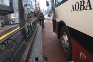 これはどっちが悪い？新宿で幅寄せバスとトラブルになった自転車の車載。