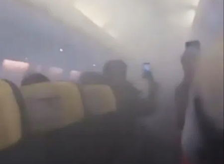 【動画】離陸直後のライアンエアー1008便の機内に煙が充満し乗客がパニックに。