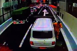阪神高速で撮影されたカワイイ車に乗ったDQNのあおり運転。殴られて通報済み。